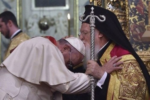 Người mở toang cánh cửa Vatican: Chúc lành thầm lặng