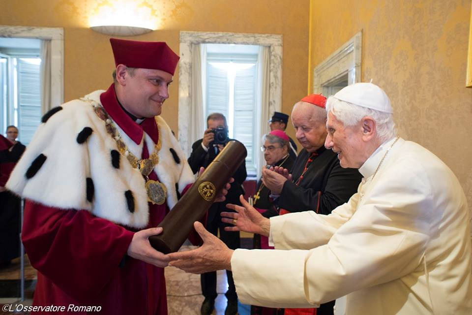 Nguyên Đức Giáo hoàng Bênêđictô XVI nhận hai bằng tiến sĩ danh dự