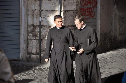 Vì sao linh mục mặc áo màu đen ?